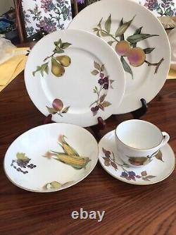 8 discontinued Royal Worcester gold 5 piece place settings