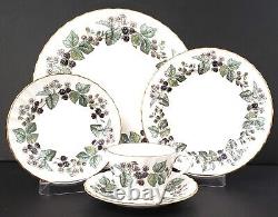 Royal Worcester Lavinia White 5 Piece Place Setting(s)