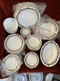 Royal worcester holly ribbons Christmas Dinnerware 9 Piece For 6 People Set